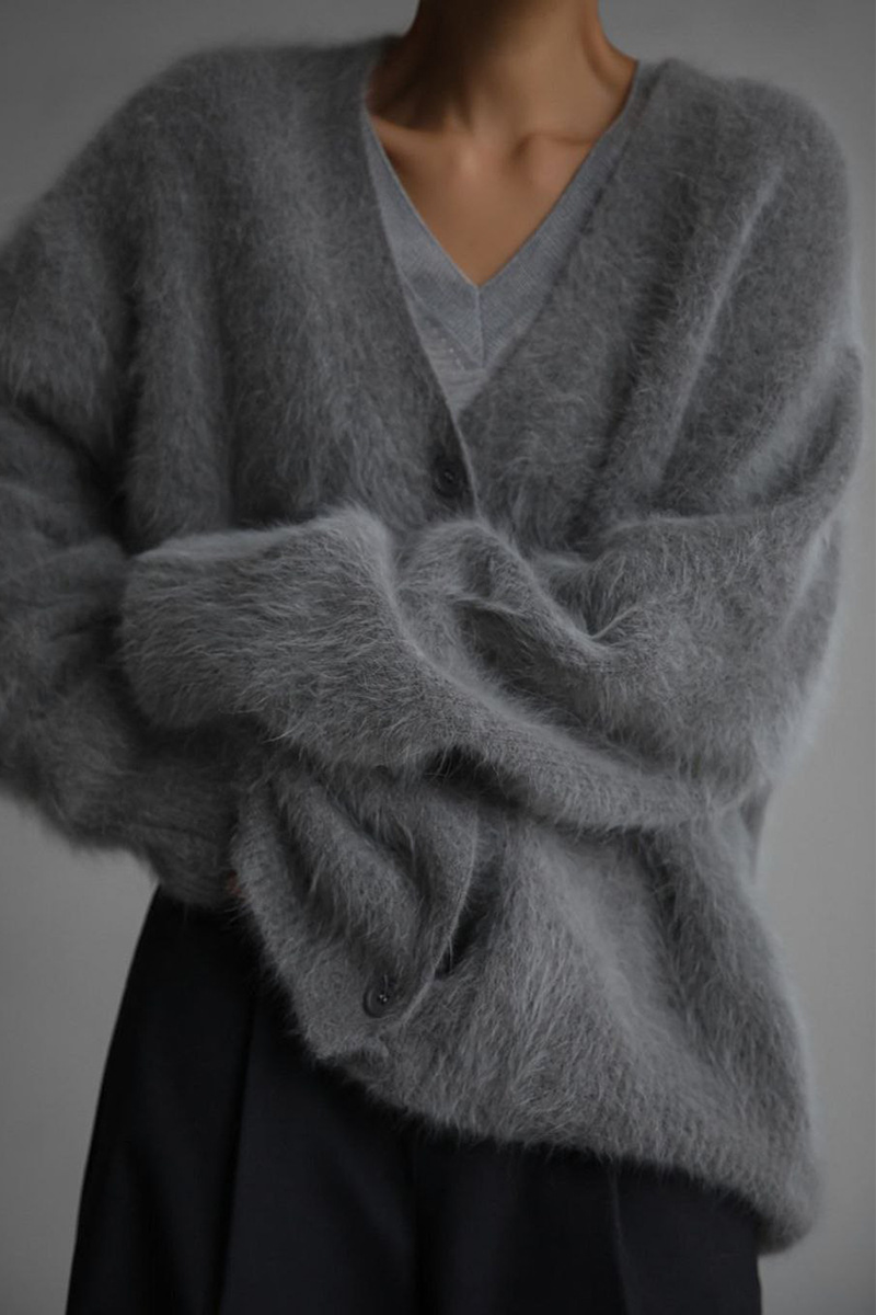 Elegante, einfarbige Oberbekleidung mit Knöpfen und V-Ausschnitt von Prominenten