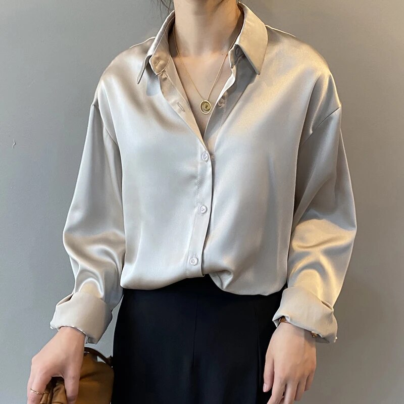 Mera - Satinbluse mit Knopfleiste