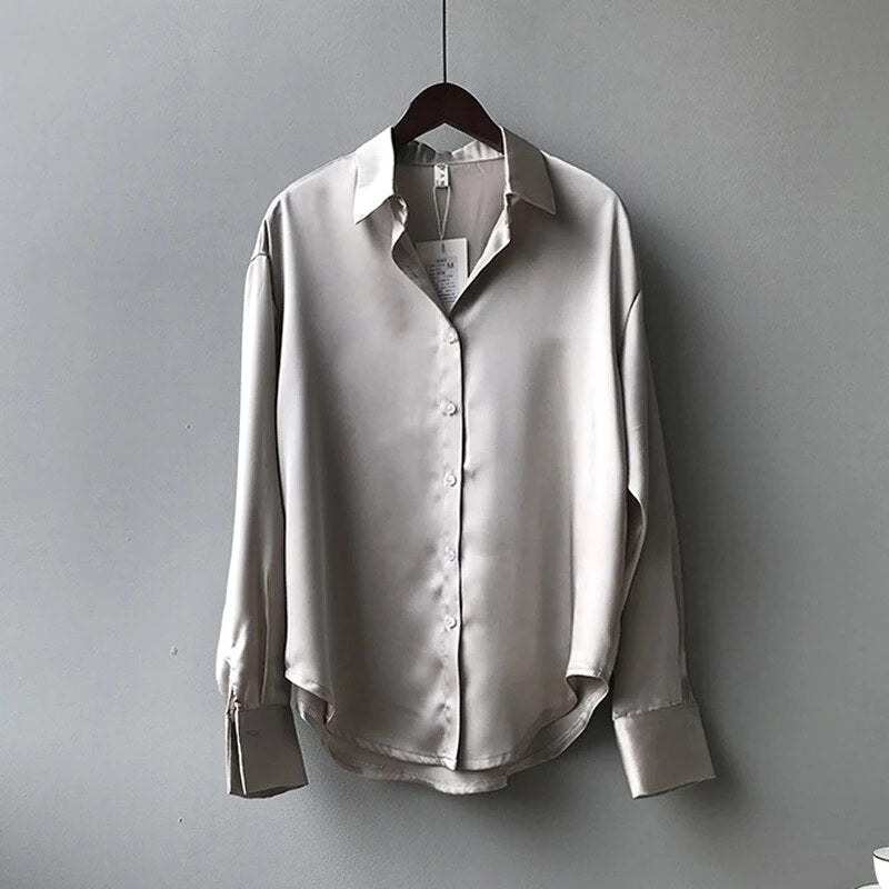 Mera - Satinbluse mit Knopfleiste