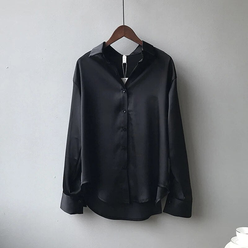 Mera - Satinbluse mit Knopfleiste