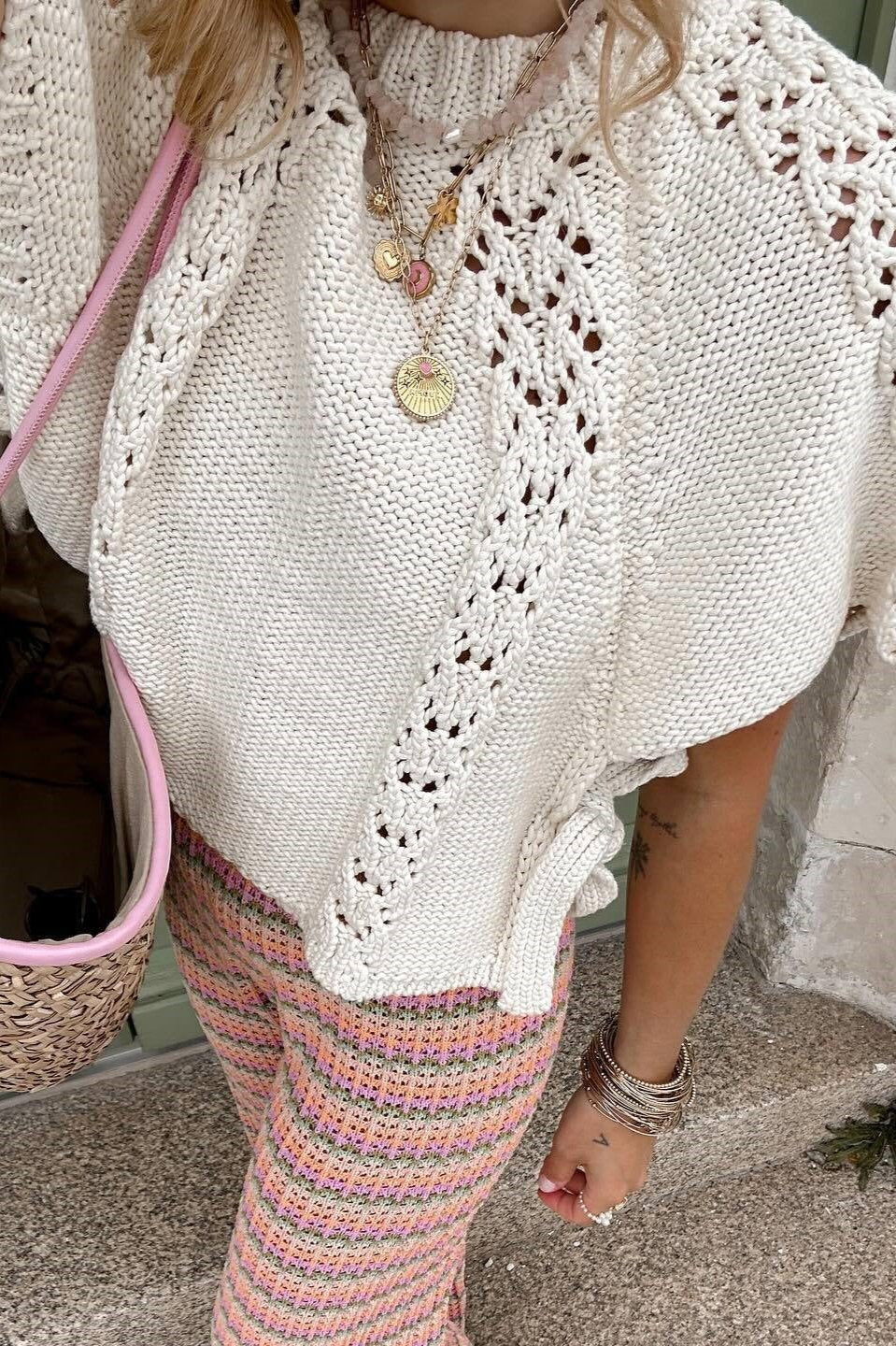 Gestrickter, hohler Damenpullover mit Schnürung