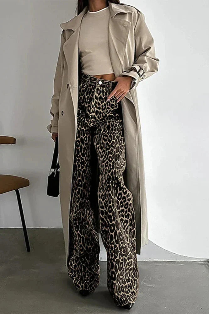 Freizeithose mit Knopfleiste und mehreren Taschen und Leopardenmuster