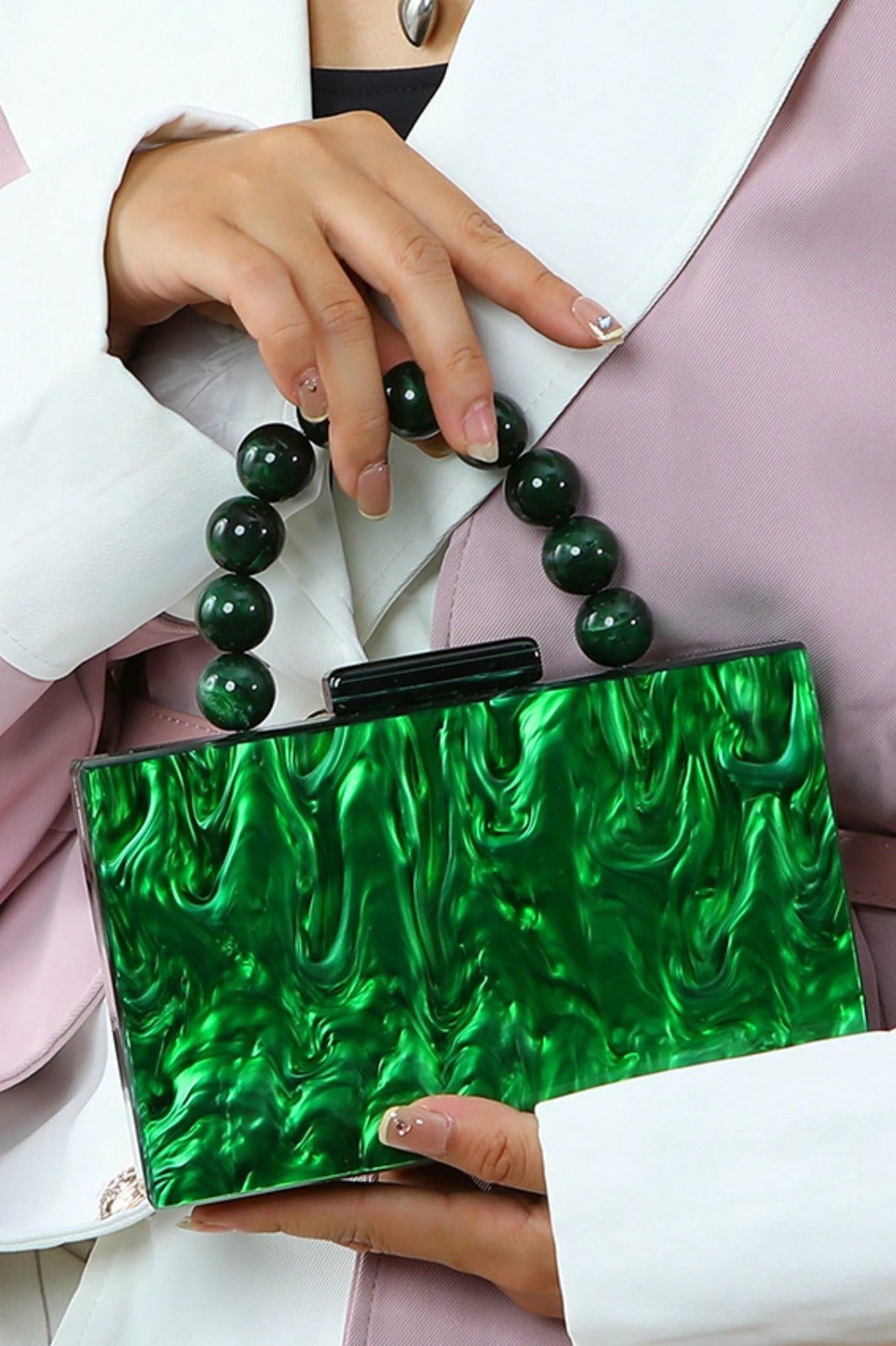 Handtasche mit Perlenkette und Marmorierung