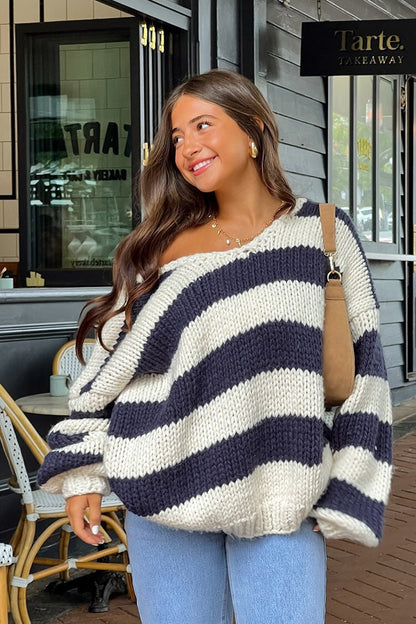 Schulterfreier Pullover mit Streifen