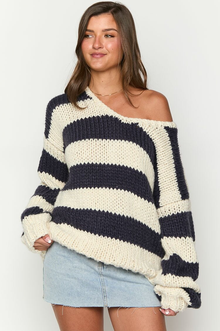 Schulterfreier Pullover mit Streifen