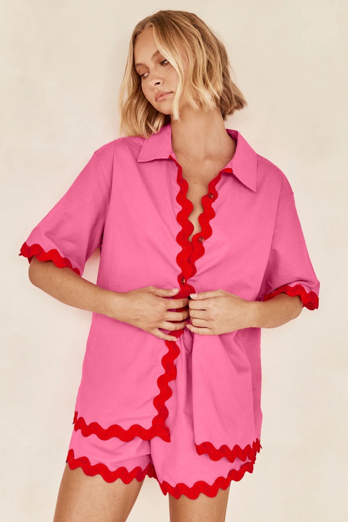 Schlichtes Cardigan-Set mit gewellten Nähten