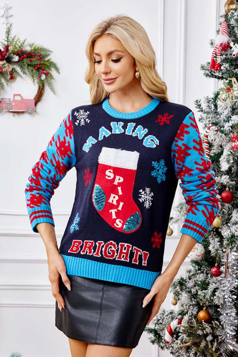 Lässiger Strickpullover mit Weihnachtssocken und Stickerei