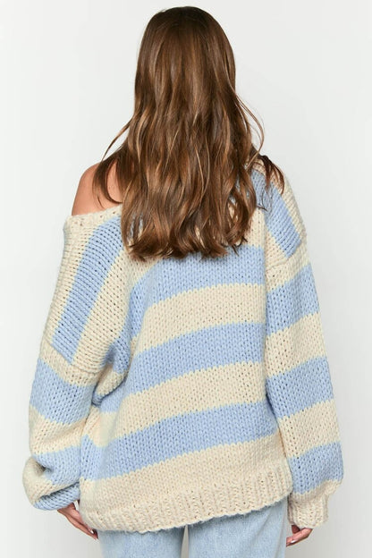 Schulterfreier Pullover mit Streifen
