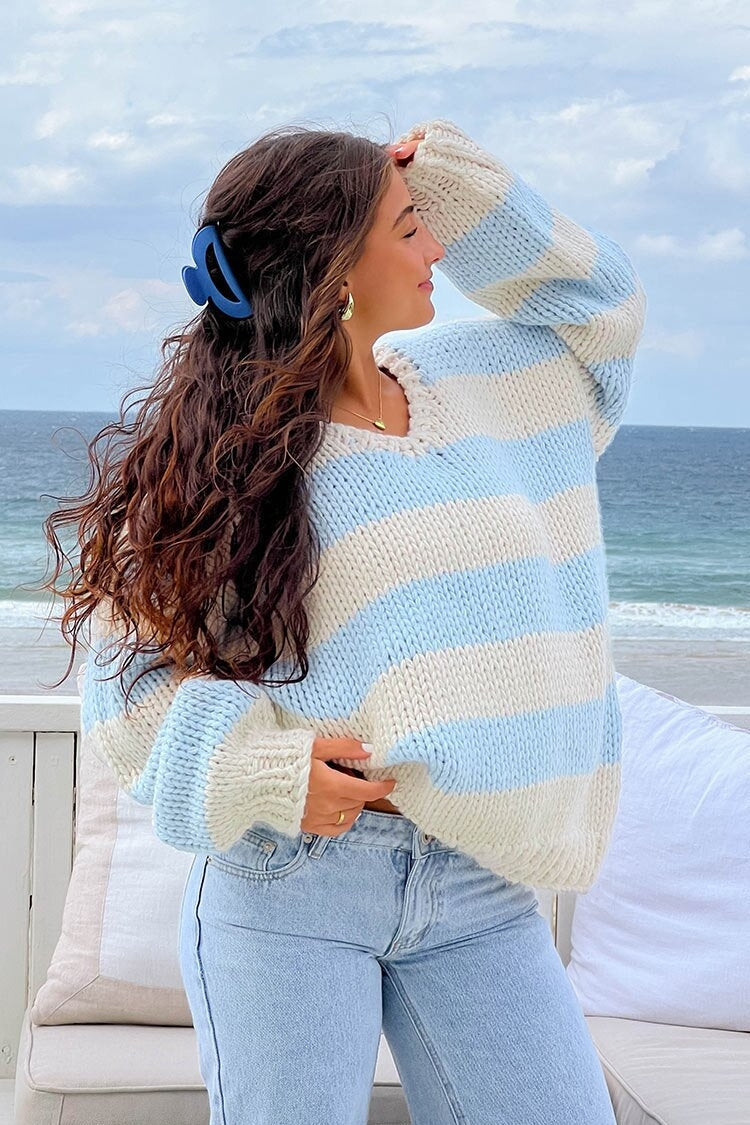 Schulterfreier Pullover mit Streifen