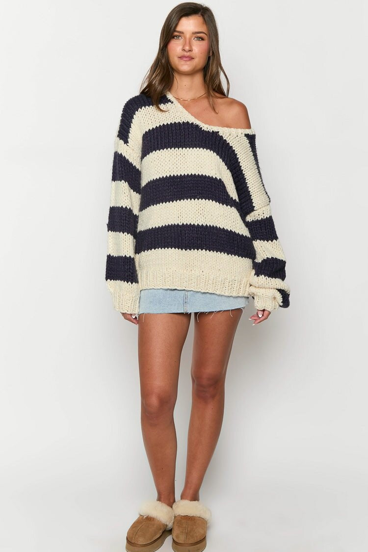 Schulterfreier Pullover mit Streifen