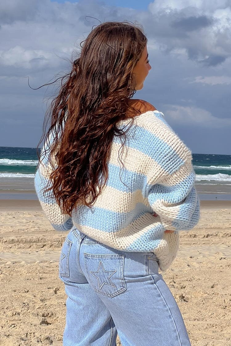 Schulterfreier Pullover mit Streifen