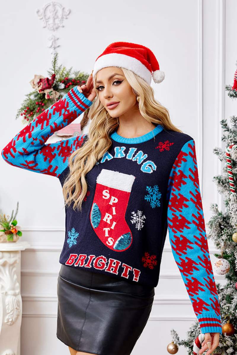 Lässiger Strickpullover mit Weihnachtssocken und Stickerei