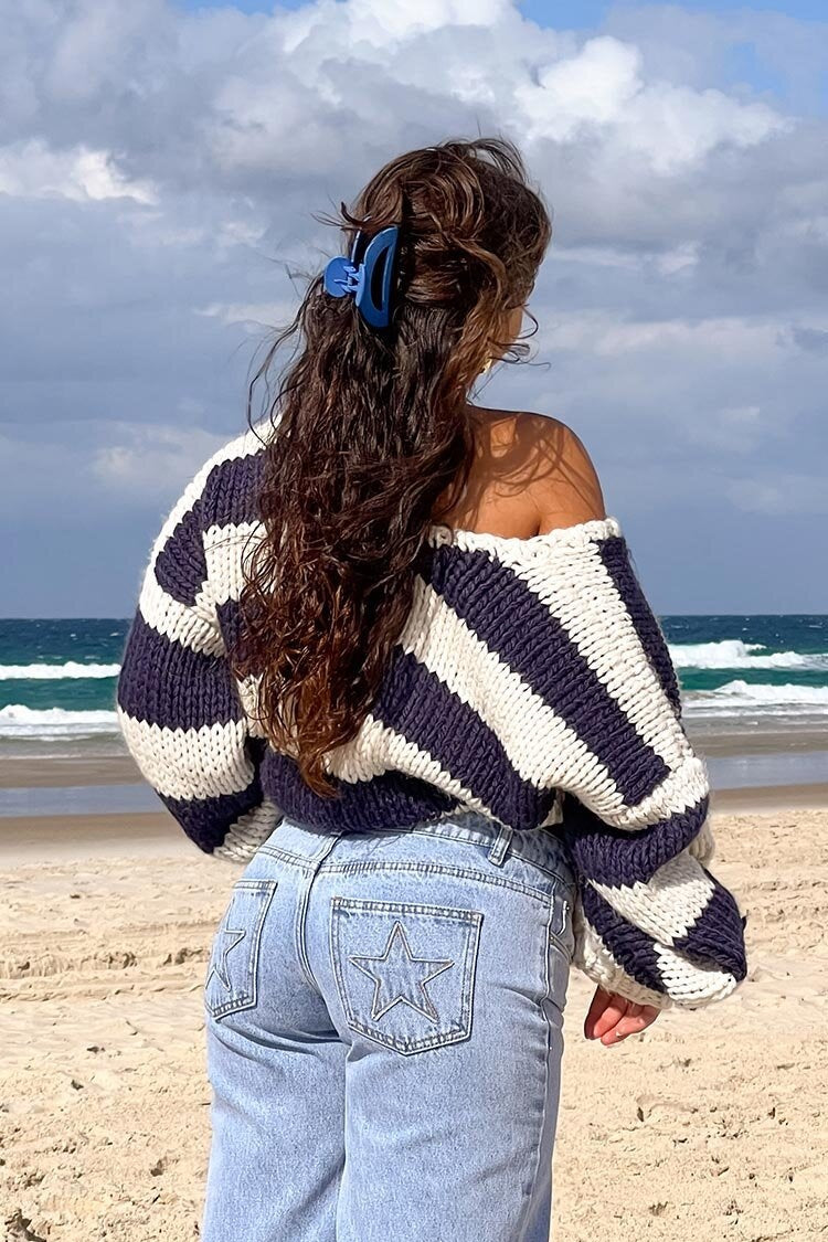 Schulterfreier Pullover mit Streifen