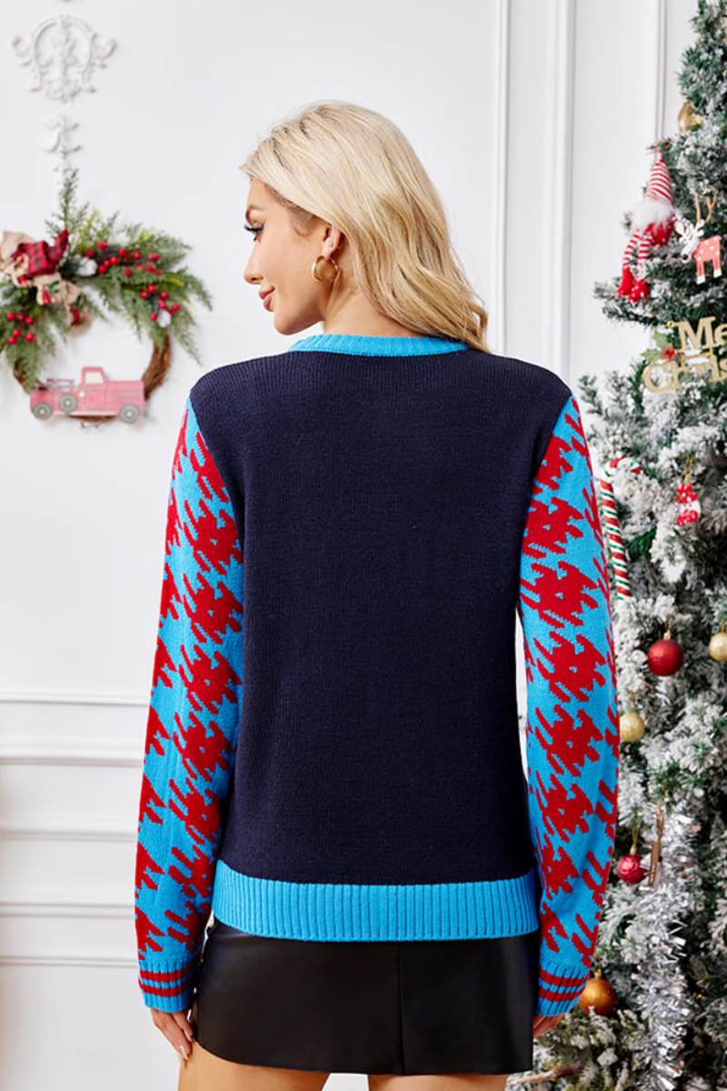 Lässiger Strickpullover mit Weihnachtssocken und Stickerei