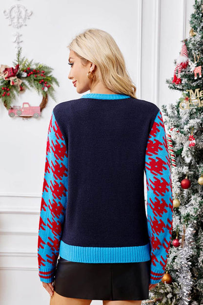 Lässiger Strickpullover mit Weihnachtssocken und Stickerei