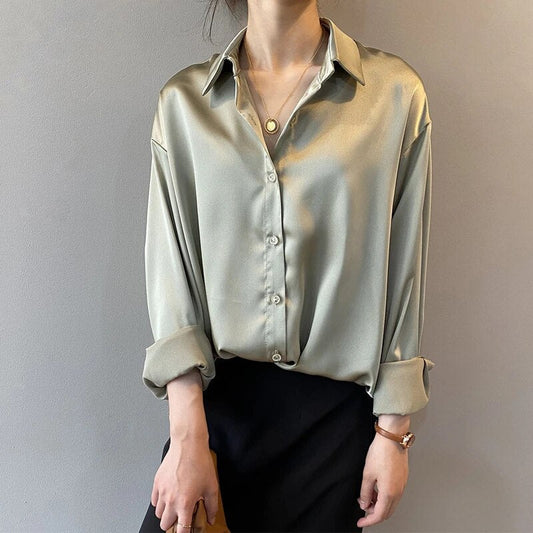 Mera - Satinbluse mit Knopfleiste