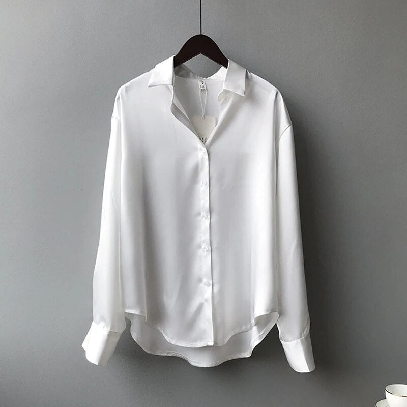Mera - Satinbluse mit Knopfleiste