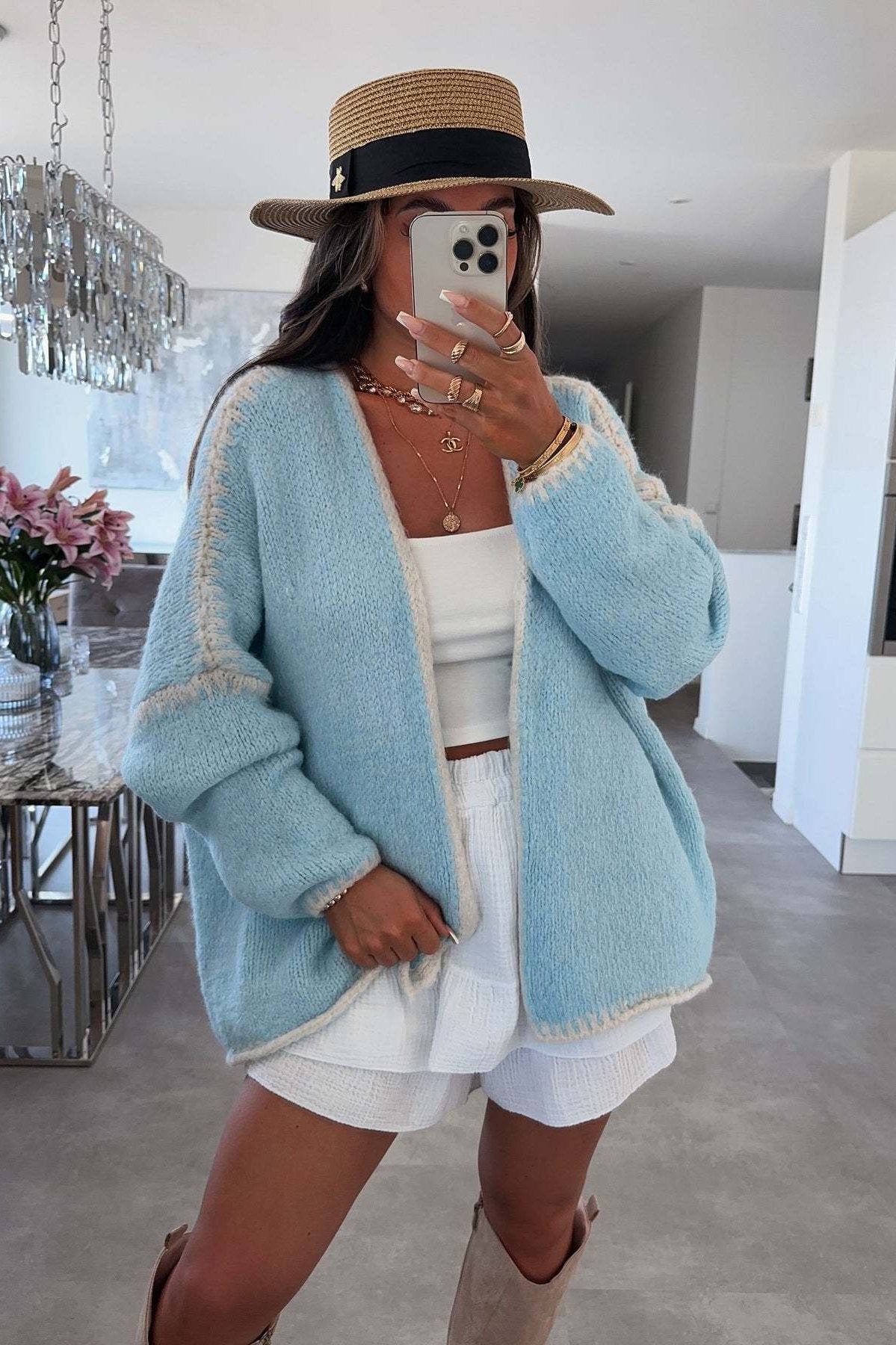 Lockere Strickjacke mit langen Ärmeln in Kontrastfarbe