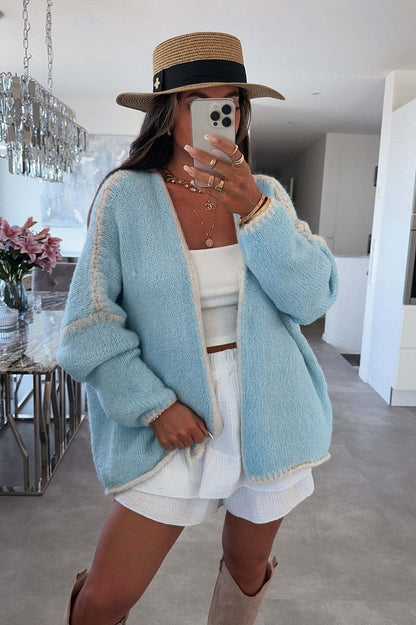 Lockere Strickjacke mit langen Ärmeln in Kontrastfarbe