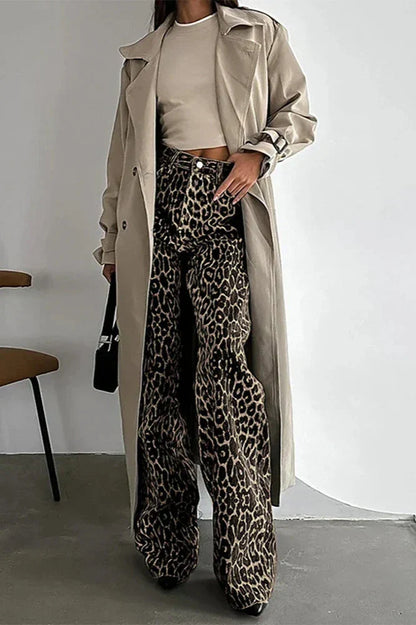 Freizeithose mit Knopfleiste und mehreren Taschen und Leopardenmuster
