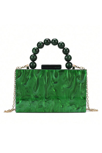 Handtasche mit Perlenkette und Marmorierung
