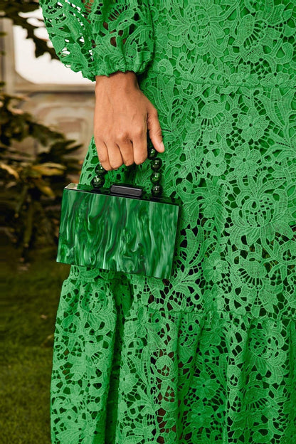 Handtasche mit Perlenkette und Marmorierung