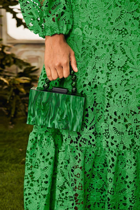 Handtasche mit Perlenkette und Marmorierung
