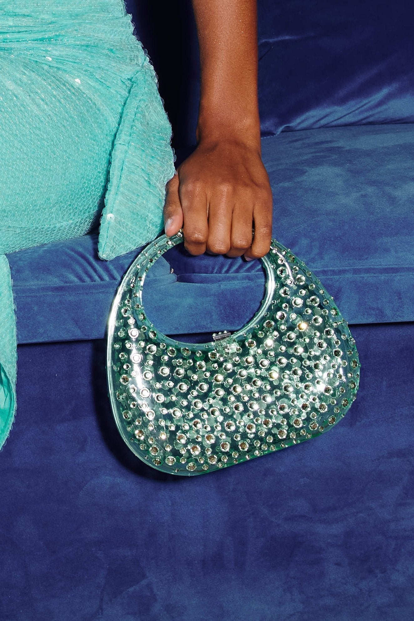 Clutch aus Acryl mit Strassverzierung
